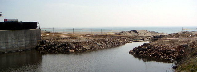 Obres de construcci del pont del passeig martim a Gav Mar sobre la Riera dels Canyars (Mar de 2010) (Web de C's-Gav)